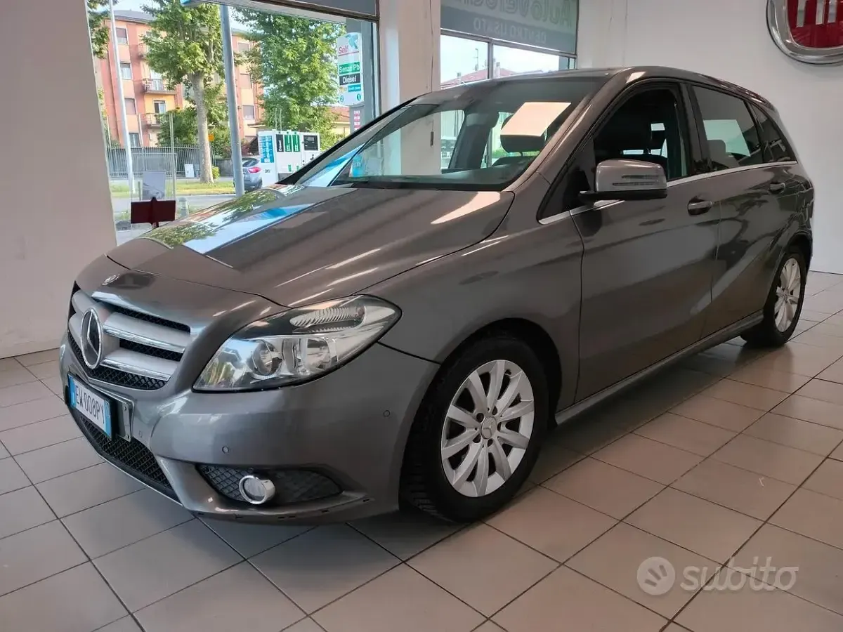 Usata Mercedes B180 Executive 109 CV (80 kW) 2013 Grigio Utilitaria