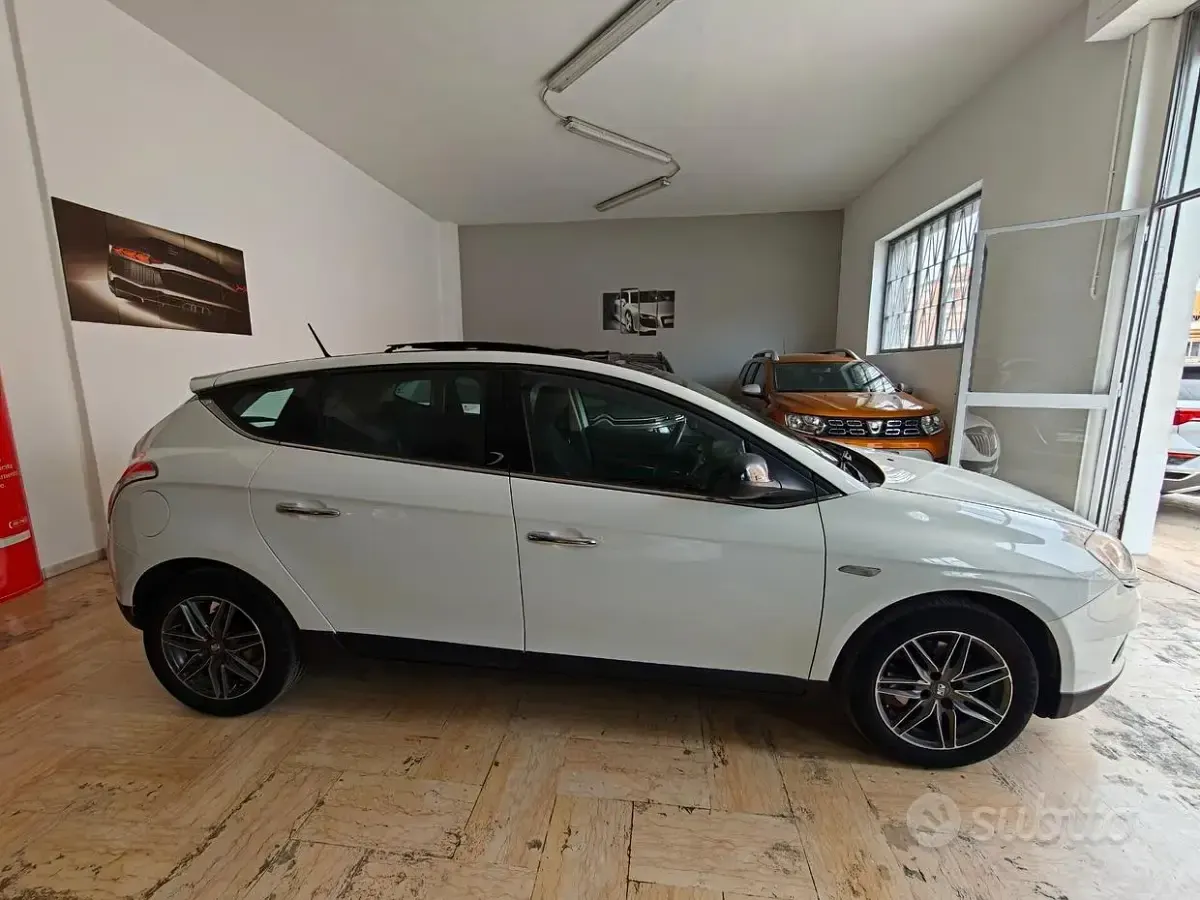 Usata Lancia Delta Silver 120 CV (88 kW) 2011 Beige Utilitaria