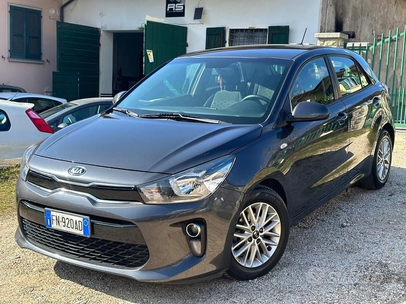 Usata Kia Rio Active 84 CV (61 kW) 2018 Grigio Berlina