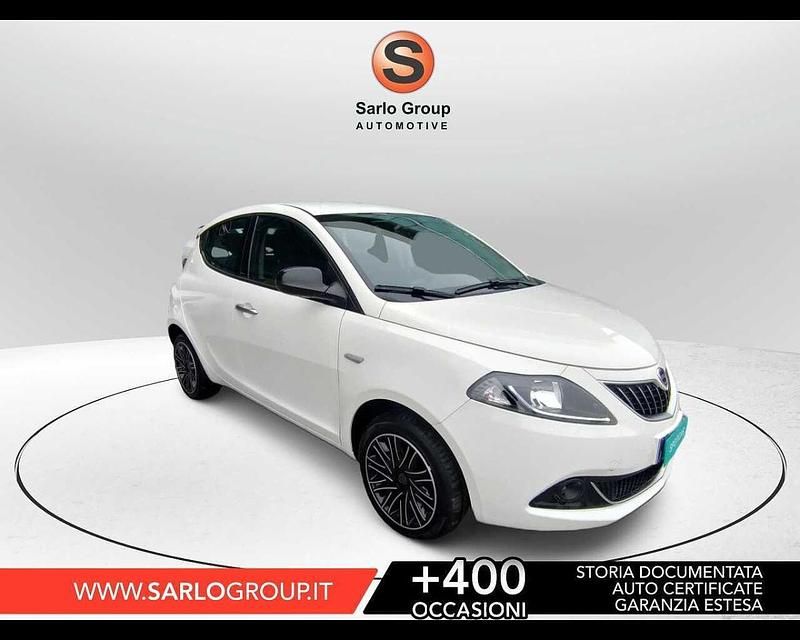 Begagnad Lancia Ypsilon Gold 69 HK (50 kW) 2022 Silver Halvkombi
