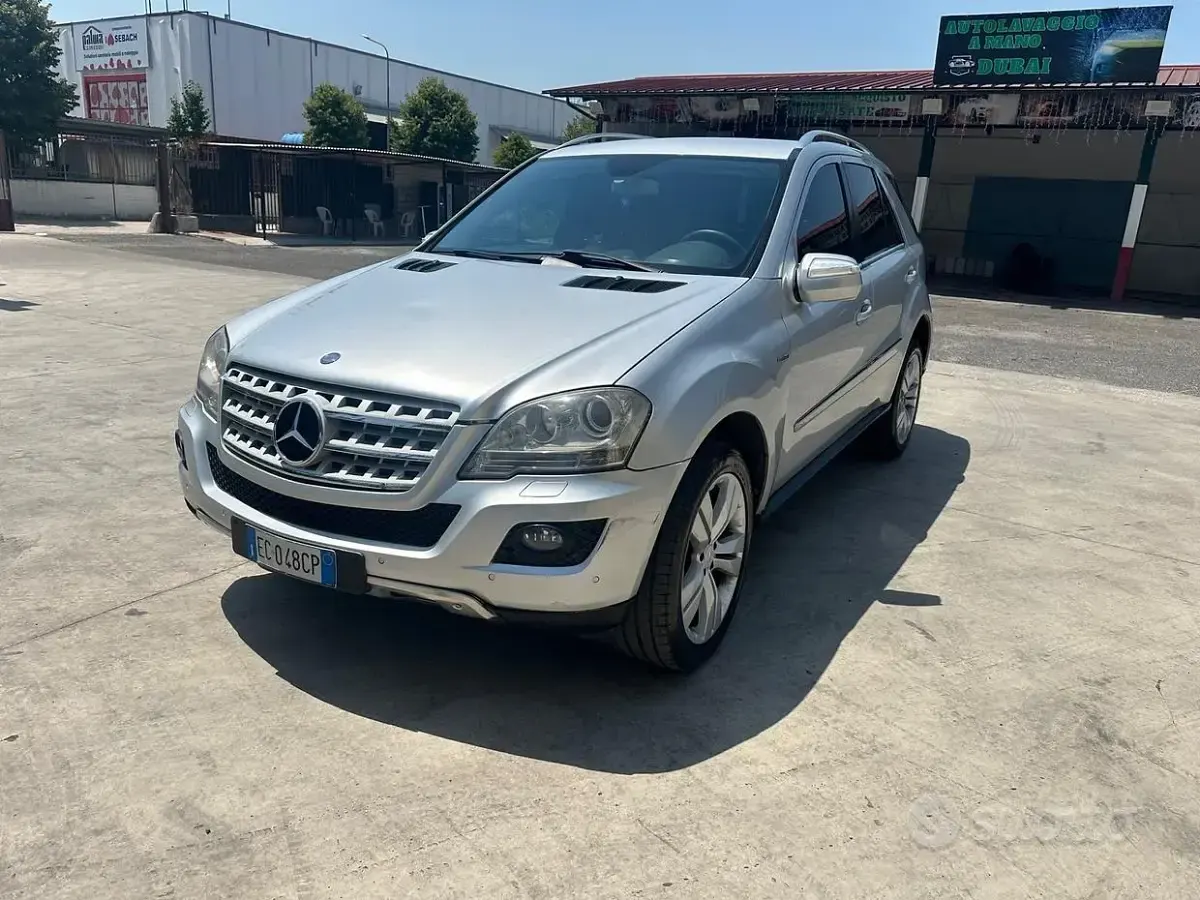 Usata Mercedes ML350 224 CV (164 kW) 2010 Grigio SUV