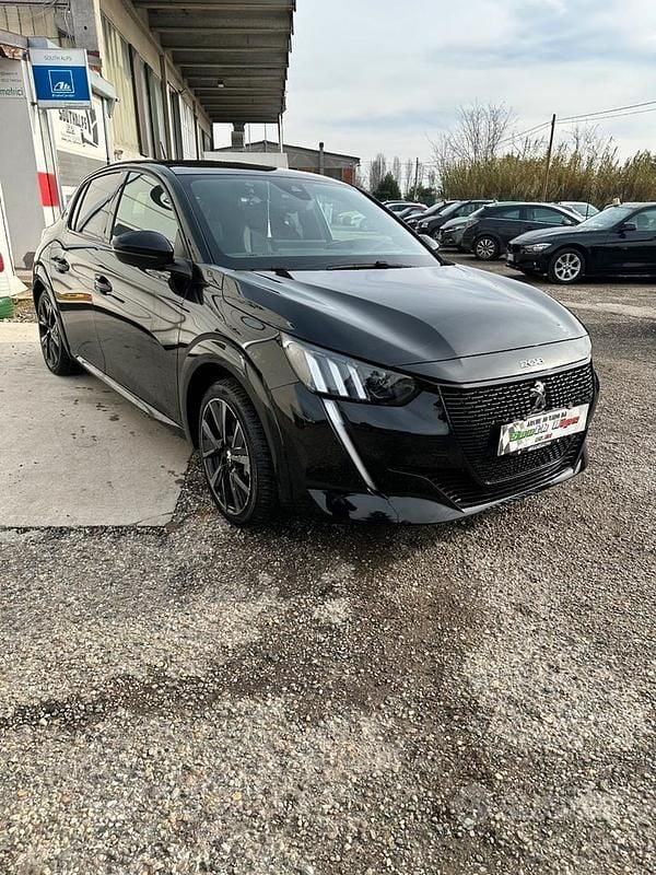 Usata Peugeot e-208 GT 100 kW (136 CV) 2023 Nero Utilitaria