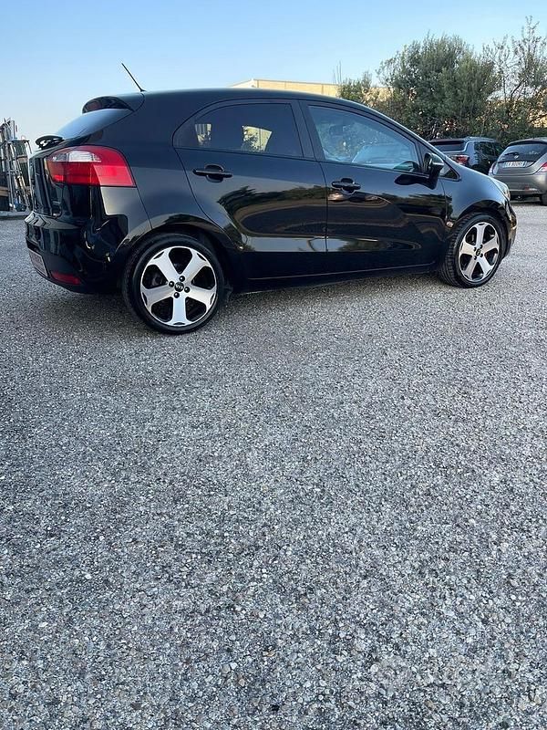 Usata Kia Rio 90 CV (66 kW) 2014 Nero Berlina