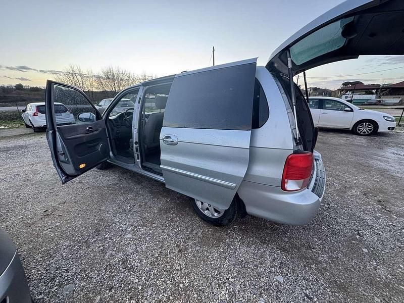 Usata Kia Carnival LX 144 CV (105 kW) 2002 Argento Monovolume