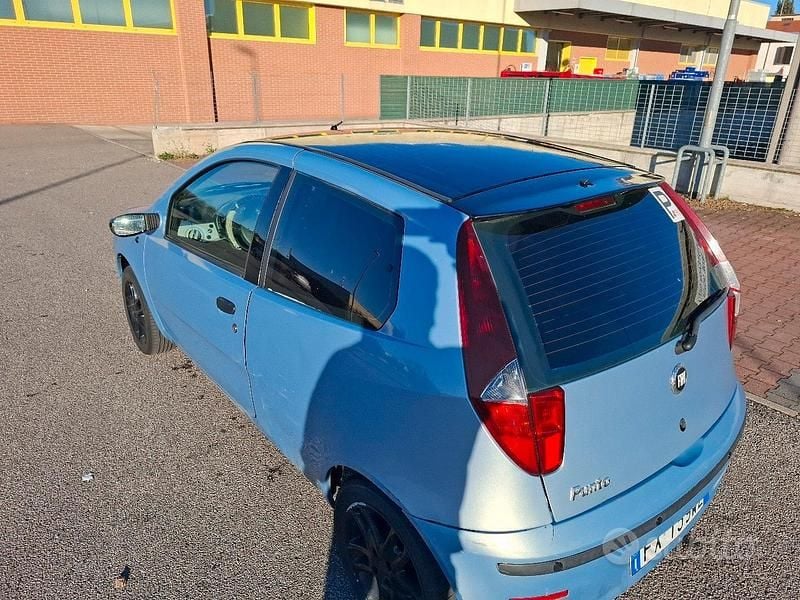 Usata Fiat Punto 80 CV (58 kW) 2004 Blu Utilitaria