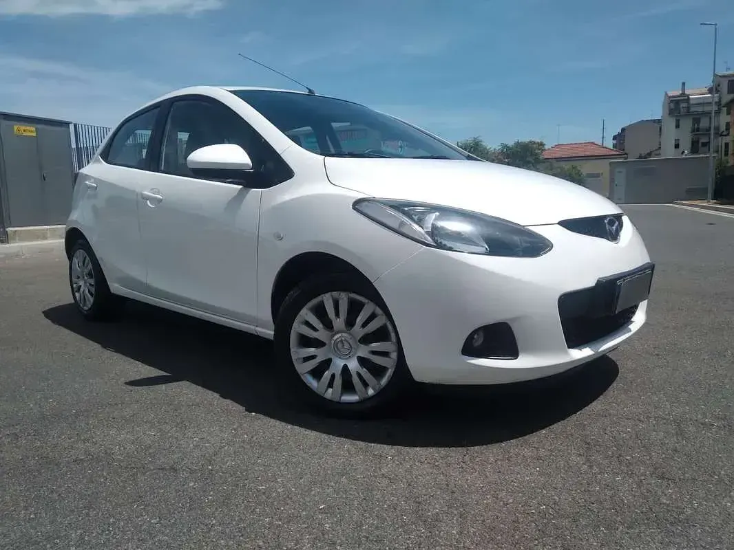 Usata Mazda 2 72 CV (52 kW) 2010 Bianco Utilitaria