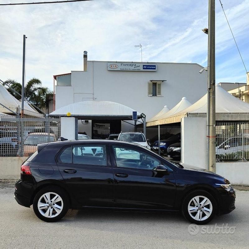 Usata VW Golf VIII Life 116 CV (85 kW) 2022 Nero Berlina