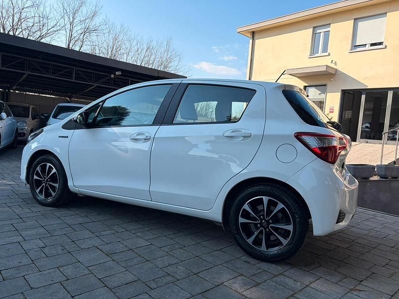 Usata Toyota Yaris Hybrid Style 73 CV (53 kW) 2019 Bianco Berlina