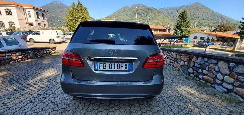 Usata Mercedes B200 156 CV (114 kW) 2015 Grigio Monovolume