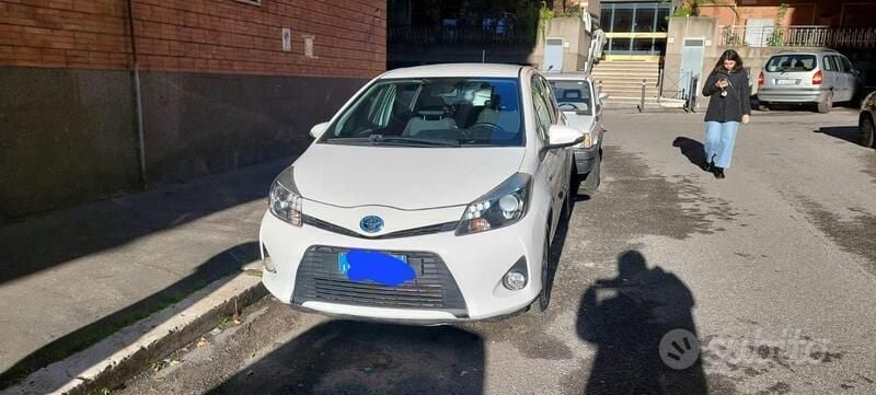 Usata Toyota Yaris Hybrid 75 CV (55 kW) 2013 Bianco Utilitaria