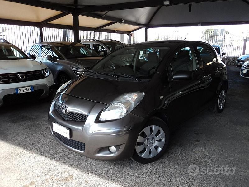 Usata Toyota Yaris 90 CV (66 kW) 2009 Grigio Utilitaria