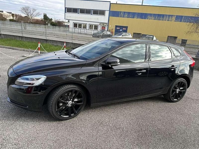 Usata 2019 Volvo V40 Momentum Tre volumi | 15.000 € (Molto cara) - Immagine 1/4