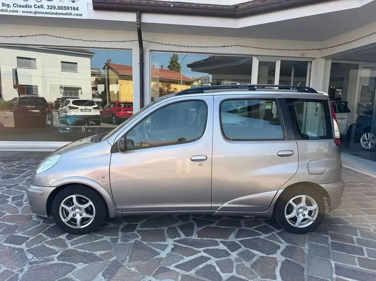 Usata Toyota Yaris Verso Sol 84 CV (61 kW) 2006 Grigio Monovolume