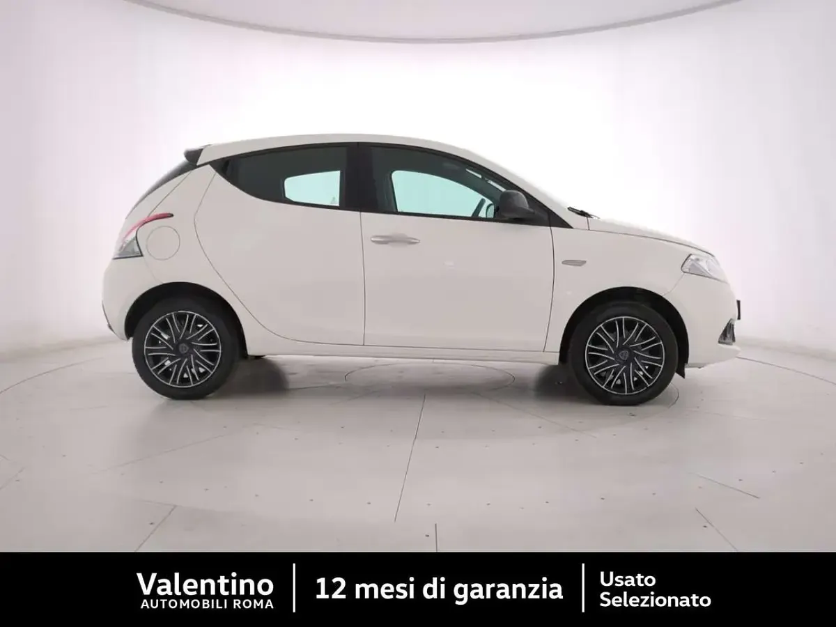 Usata Lancia Ypsilon 69 CV (50 kW) 2024 Bianco Utilitaria
