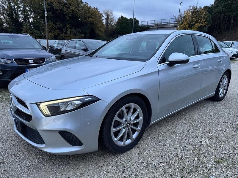 Argento Usata 2021 Mercedes A180 Tre volumi | 21.900 € (Buon prezzo) - Immagine 1/4