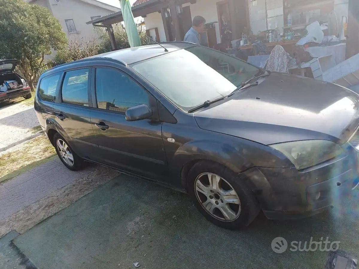 Usata Ford Focus 116 CV (85 kW) 2004 Grigio Berlina