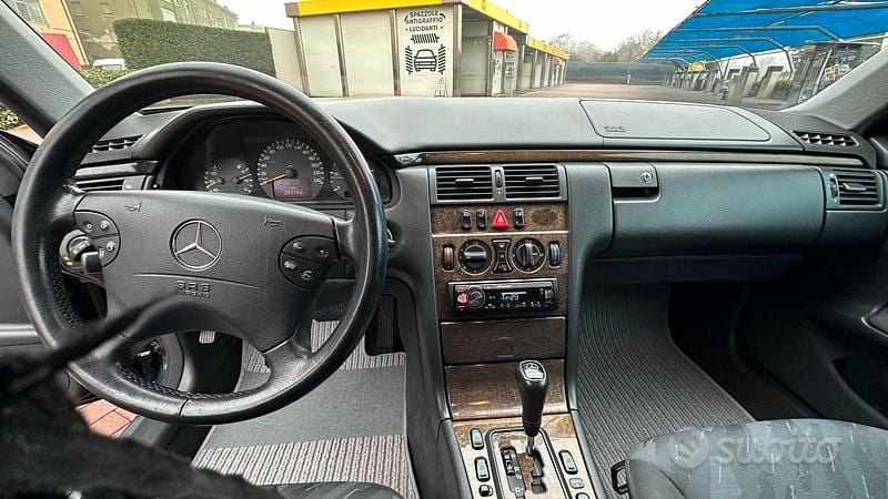 Usata Mercedes E220 143 CV (105 kW) 1999 Verde Berlina
