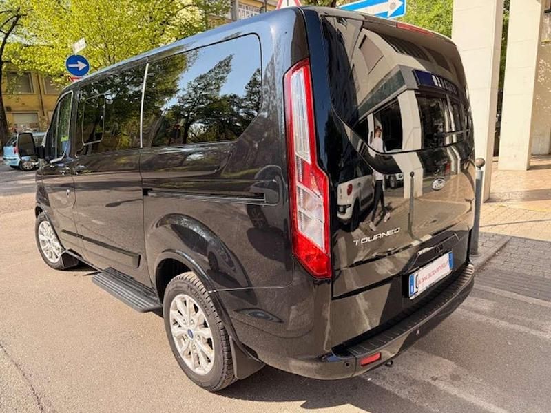 Begagnad Ford Tourneo Titanium 131 HK (96 kW) 2022 Svart Minibuss