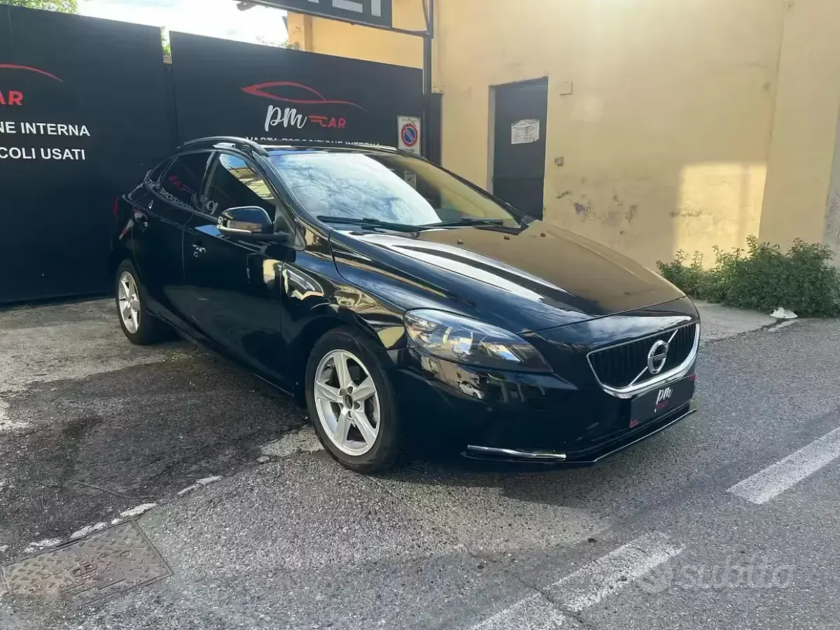 Usata Volvo V40 Inscription 120 CV (88 kW) 2018 Nero Berlina