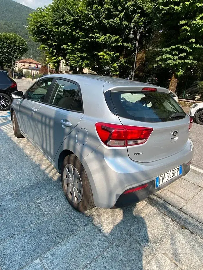 Usata Kia Rio 84 CV (61 kW) 2018 Grigio Berlina