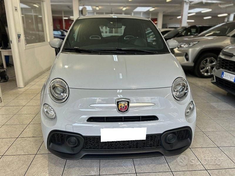 Usata Abarth 595 145 CV (106 kW) 2022 Grigio pastello Utilitaria