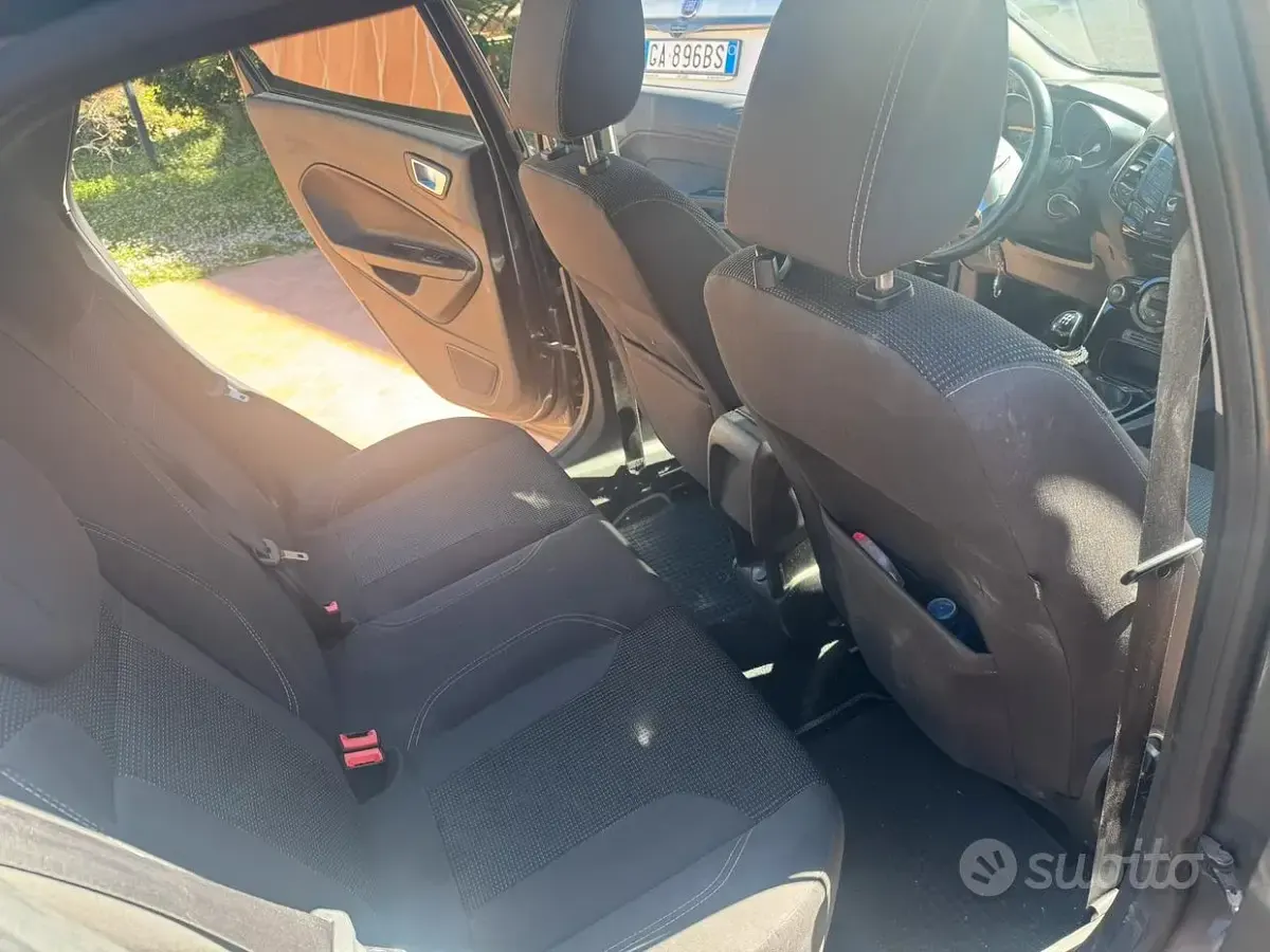 Usata Ford Fiesta 82 CV (60 kW) 2017 Grigio Utilitaria