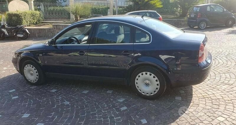 Usata VW Passat Business+ 131 CV (96 kW) 2002 Blu Berlina