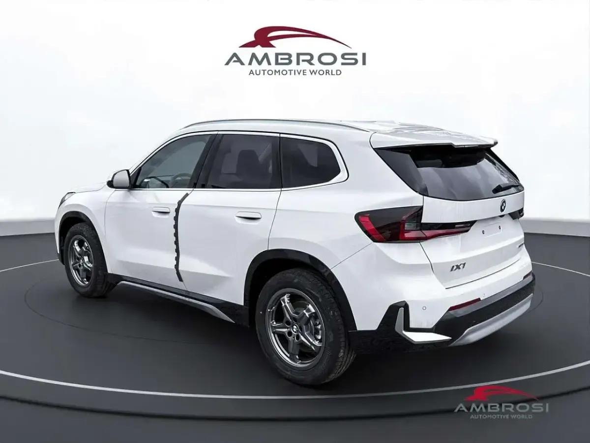 Nuova BMW iX1 xLine 150 kW (204 CV) 2025 Alpin white pastello SUV