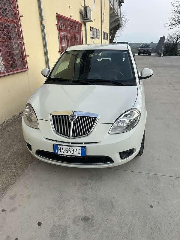 Usata Lancia Ypsilon 86 CV (63 kW) 2010 Bianco Utilitaria