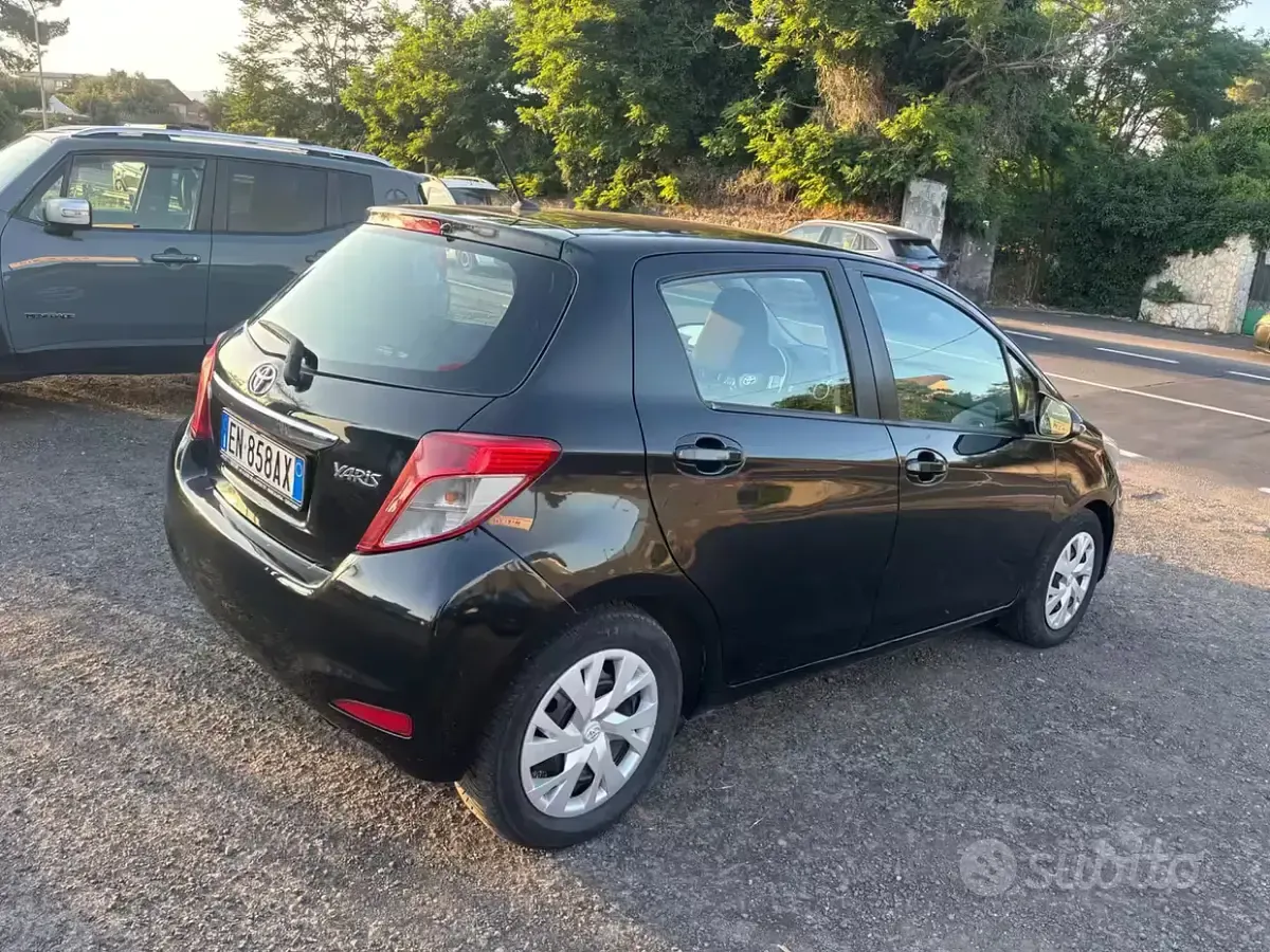 Usata Toyota Yaris Lounge 90 CV (66 kW) 2012 Nero Utilitaria