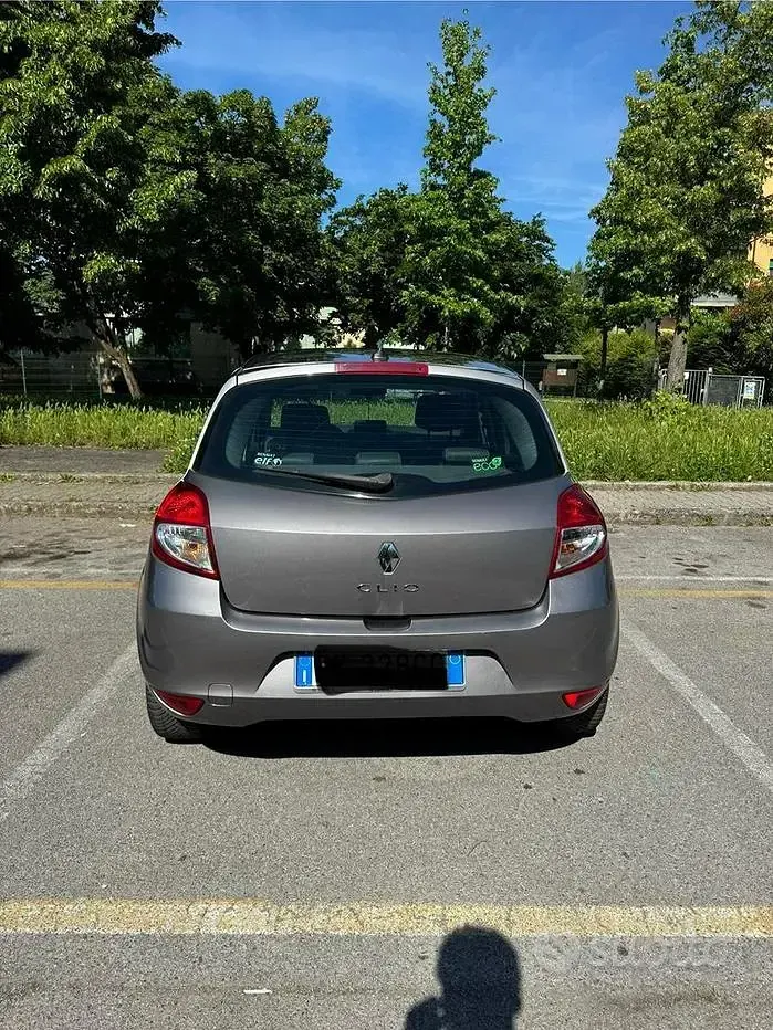 Usata Renault Clio II 75 CV (55 kW) 2011 Grigio Utilitaria