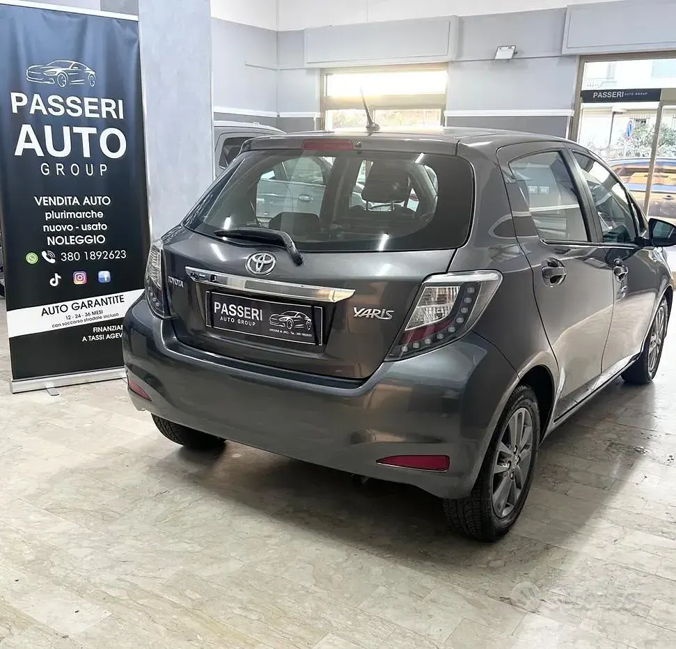 Usata Toyota Yaris Style 90 CV (66 kW) 2014 Grigio Utilitaria