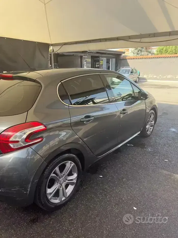 Usata Peugeot 208 68 CV (50 kW) 2013 Grigio Utilitaria