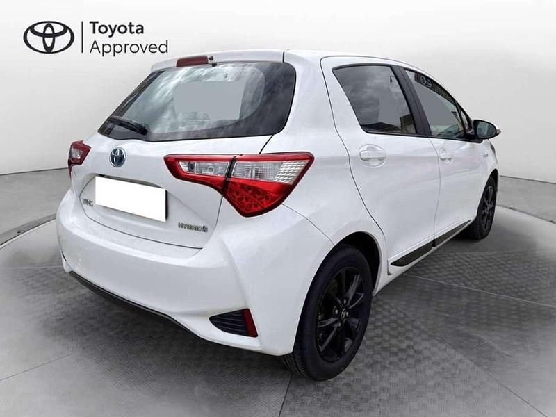 Usata Toyota Yaris Hybrid Lounge 101 CV (74 kW) 2019 Bianco Berlina