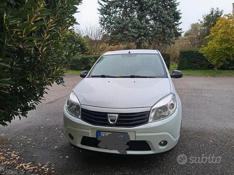 Bianco Usata 2010 Dacia Sandero Ambiance Tre volumi | 4000 € (Buon prezzo) - Immagine 1/4