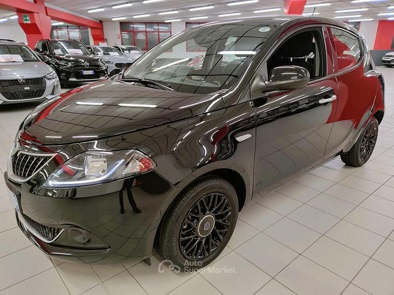 Usata Lancia Ypsilon 69 CV (50 kW) 2024 Nero Utilitaria