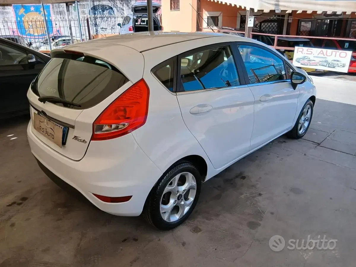Usata Ford Fiesta 82 CV (60 kW) 2009 Bianco Berlina