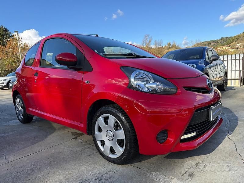 Brugt Toyota Aygo Connect Style 67 HK (49 kW) 2013 Rød Hatchback