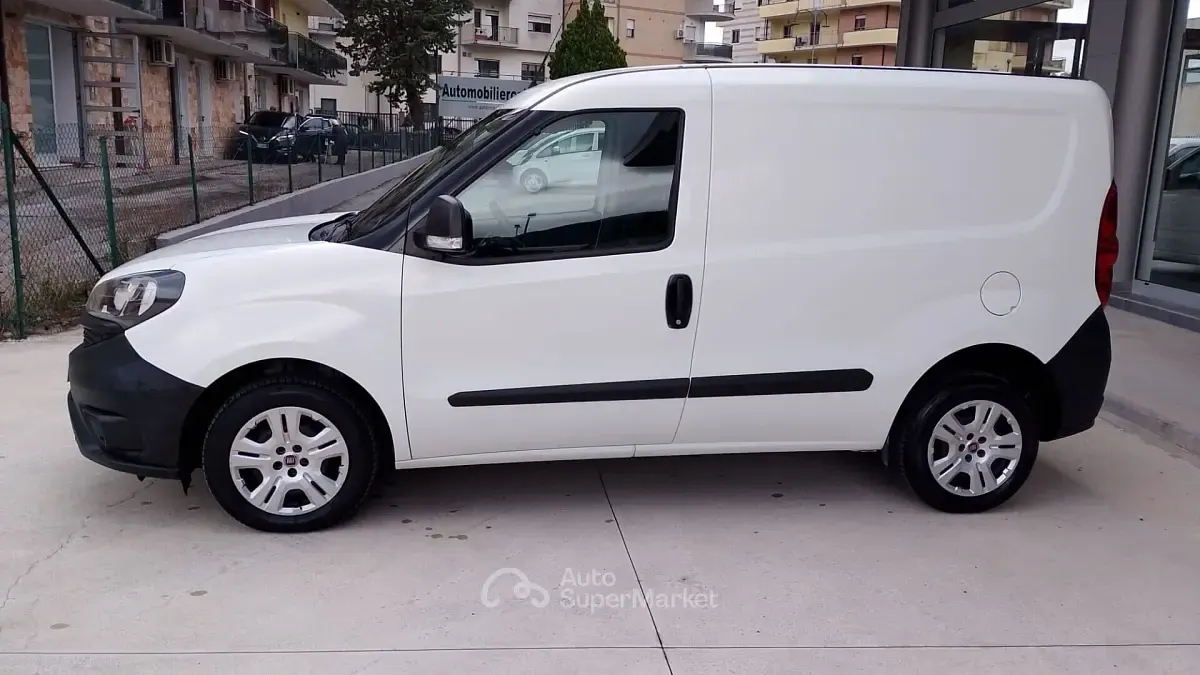 Usata Fiat Doblò Lounge 95 CV (69 kW) 2021 Bianco Monovolume