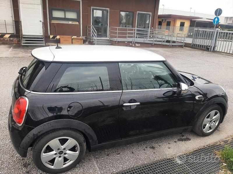 Usata Mini Cooper D 116 CV (85 kW) 2015 Nero Utilitaria
