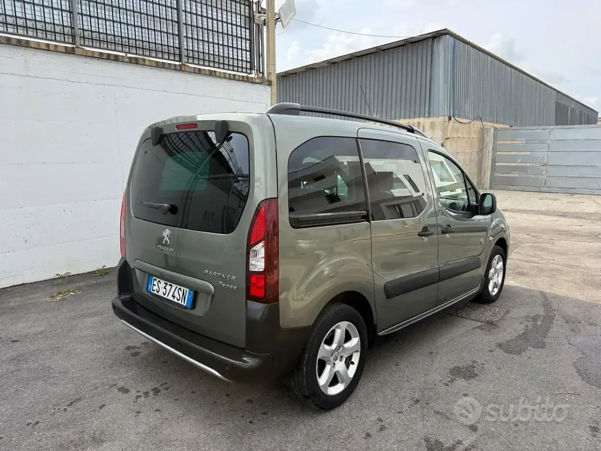 Usata Peugeot Partner Tepee Outdoor 120 CV (88 kW) 2013 Verde Monovolume