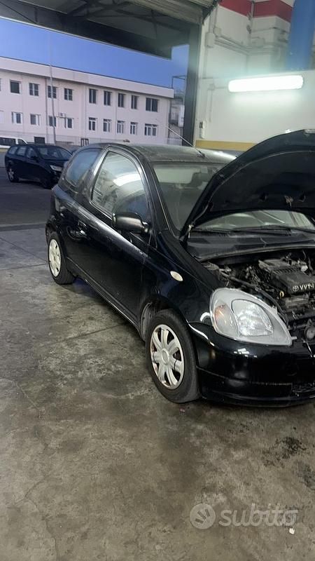 Usata Toyota Yaris 2002 Nero Utilitaria