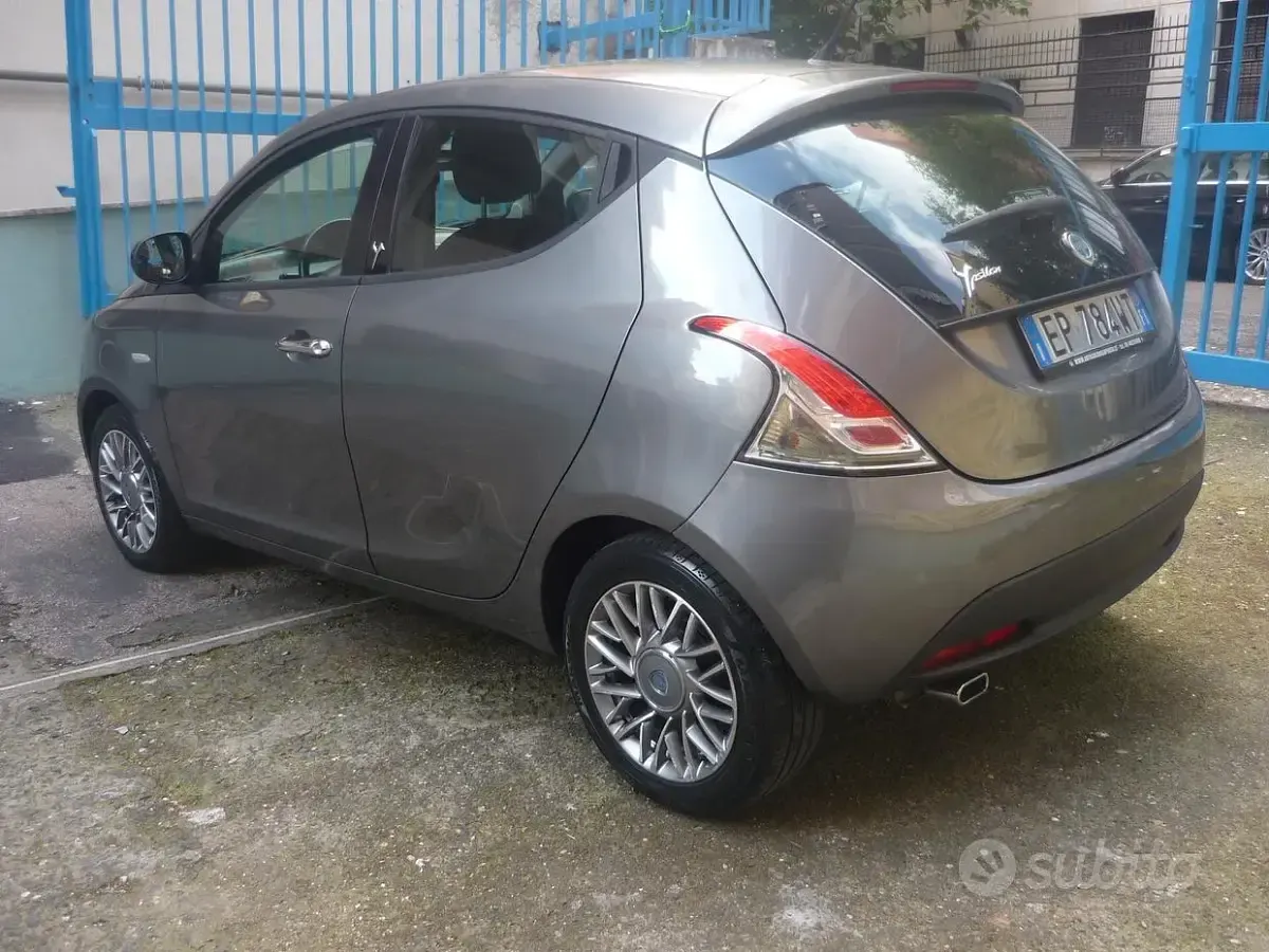 Usata Lancia Ypsilon Gold 69 CV (50 kW) 2013 Grigio Utilitaria