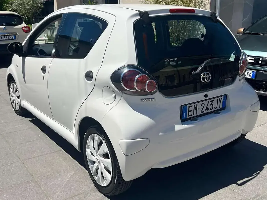 Usata Toyota Aygo 68 CV (50 kW) 2012 Bianco Utilitaria