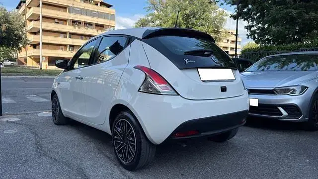 Usata Lancia Ypsilon Gold 69 CV (50 kW) 2023 Bianco Utilitaria