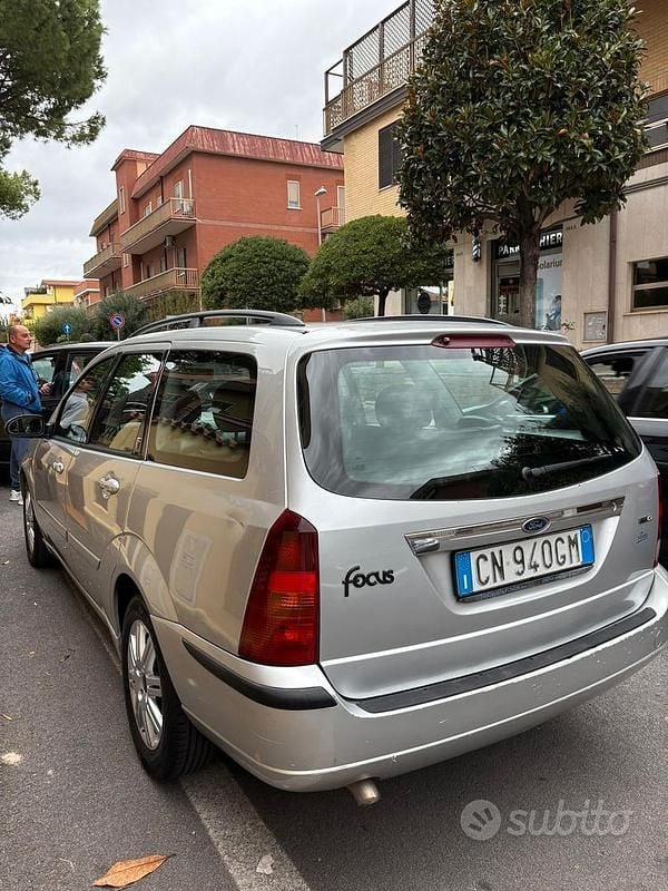 Usata Ford Focus 115 CV (84 kW) 2004 Grigio Station wagon