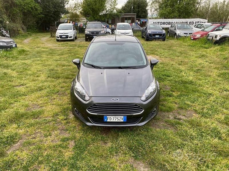 Usata Ford Fiesta 97 CV (71 kW) 2016 Grigio Berlina