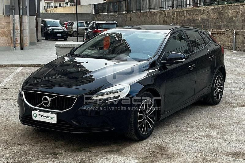 Usata Volvo V40 119 CV (87 kW) 2019 Nero Utilitaria