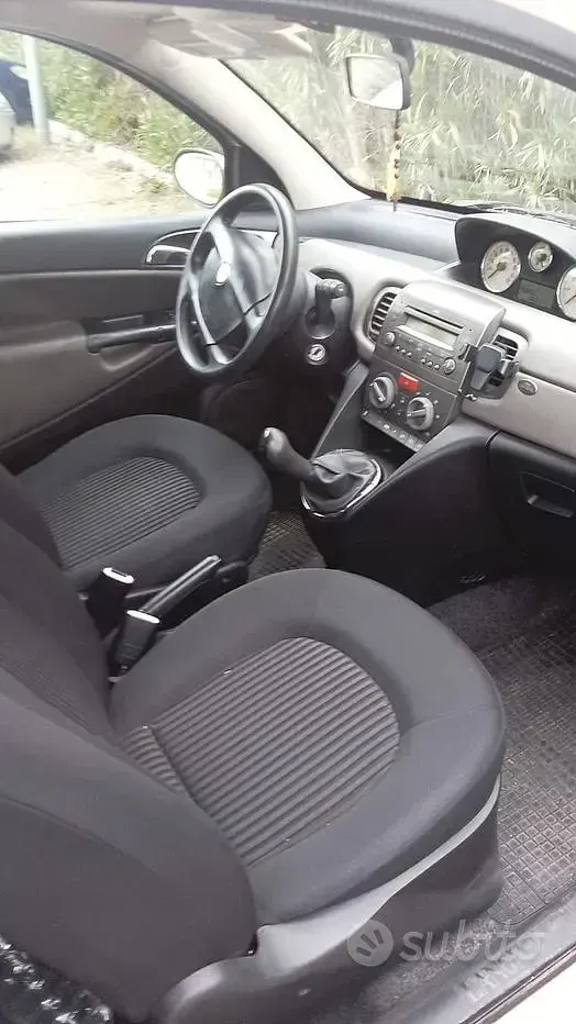 Usata Lancia Ypsilon 69 CV (50 kW) 2004 Giallo Utilitaria