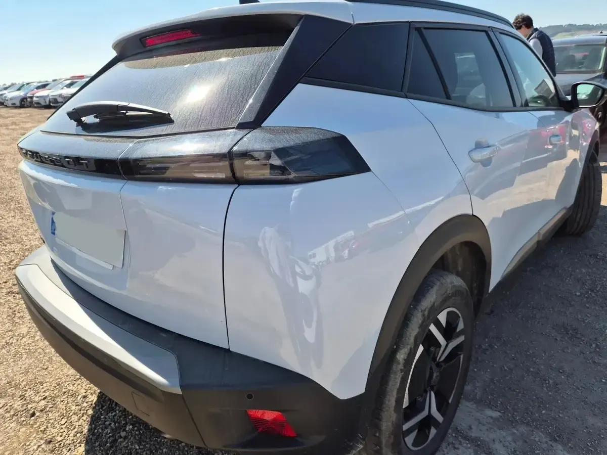 Usata Peugeot 2008 Allure 101 CV (74 kW) 2023 Bianco okenite SUV